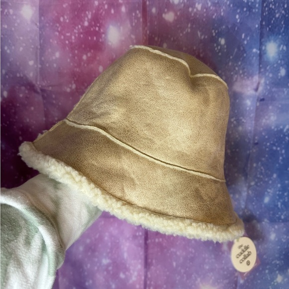 New the cuddle collab faux shearling bucket hat 🛍 - Picture 1 of 2